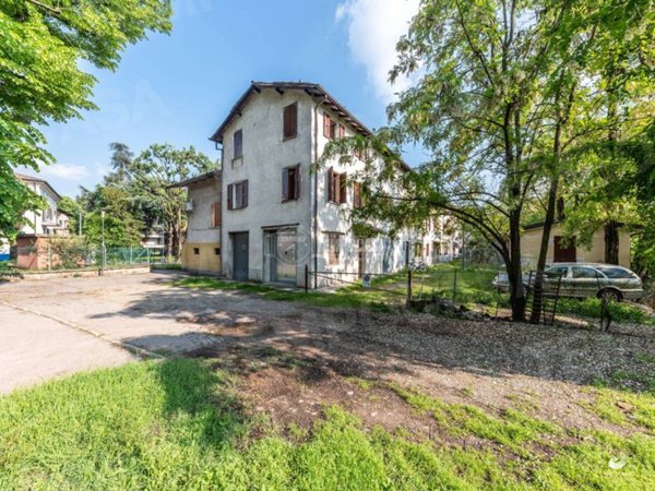 intera palazzina in vendita a Reggio nell'Emilia in zona Gattaglio