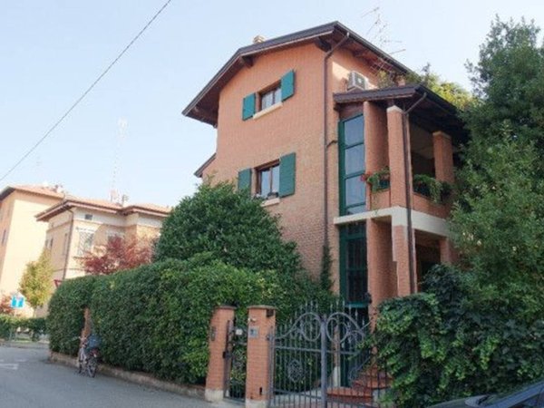 casa indipendente in vendita a Reggio nell'Emilia in zona Città Storica