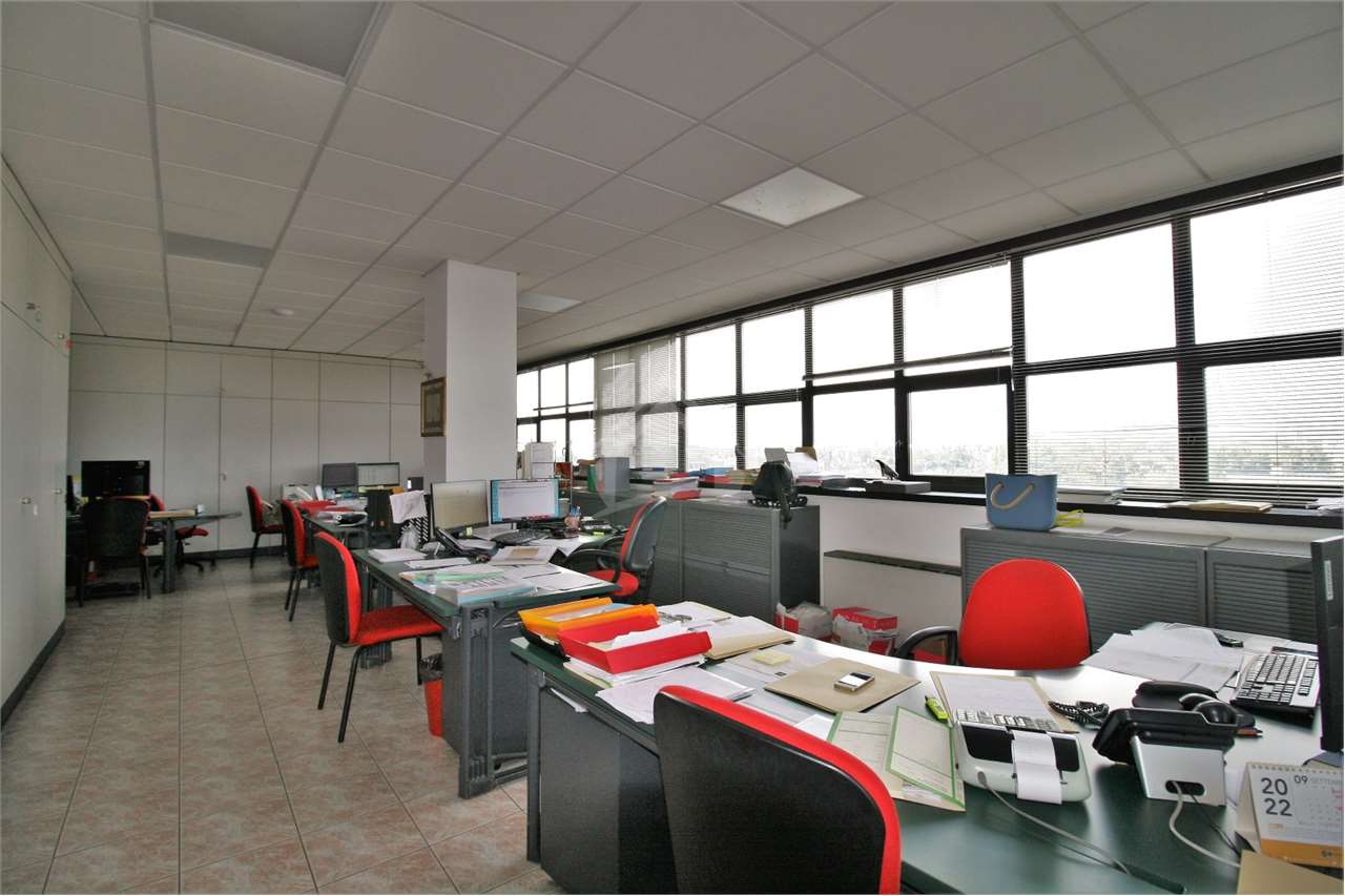 ufficio in vendita a Reggio nell'Emilia in zona Tribunale