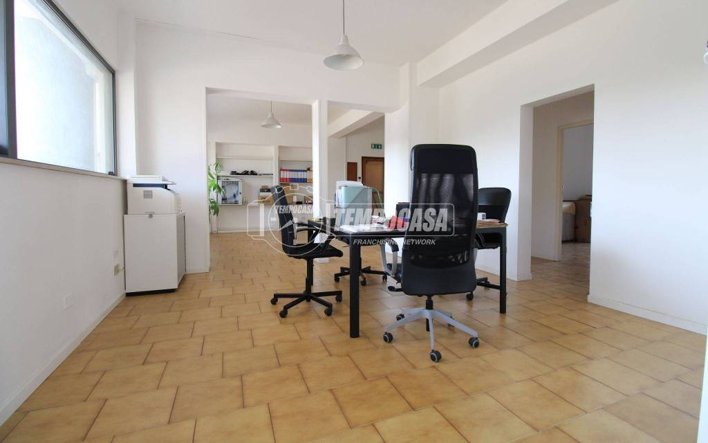 ufficio in vendita a Reggio nell'Emilia in zona Città Storica