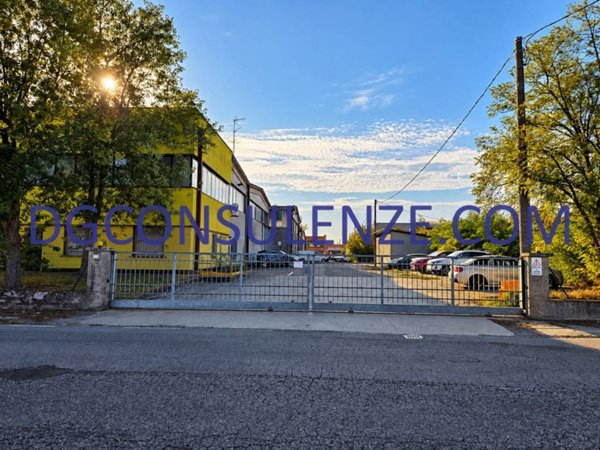 locale commerciale in vendita a Reggio nell'Emilia in zona Città Storica
