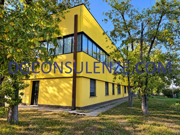 locale commerciale in vendita a Reggio nell'Emilia in zona Città Storica