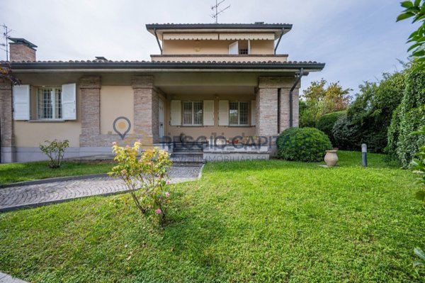casa indipendente in vendita a Reggio nell'Emilia in zona Orologio