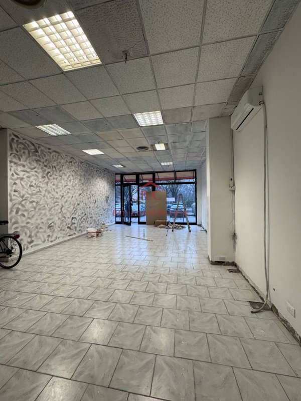 negozio in vendita a Reggio nell'Emilia in zona Pieve Modolena