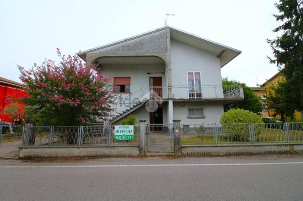 casa indipendente in vendita a Rolo
