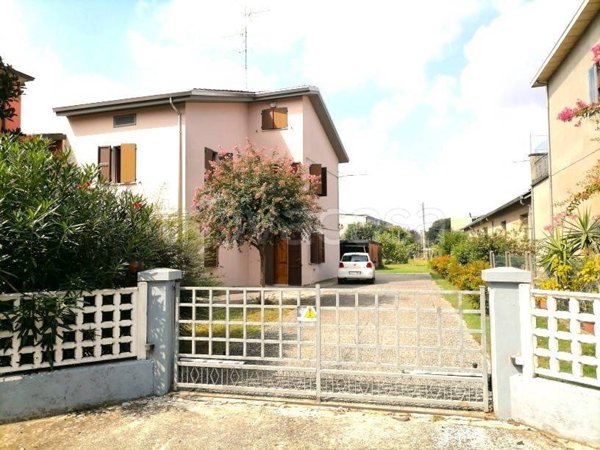casa indipendente in vendita a Rolo