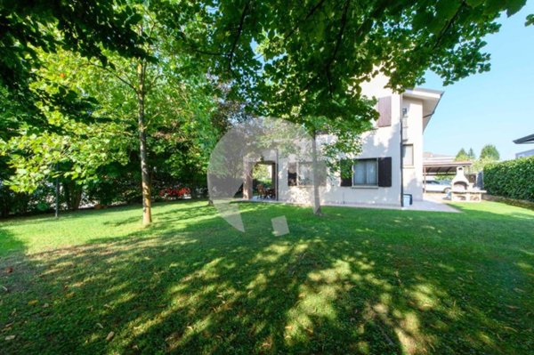 casa indipendente in vendita a Rolo