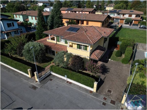 casa indipendente in vendita a Rolo