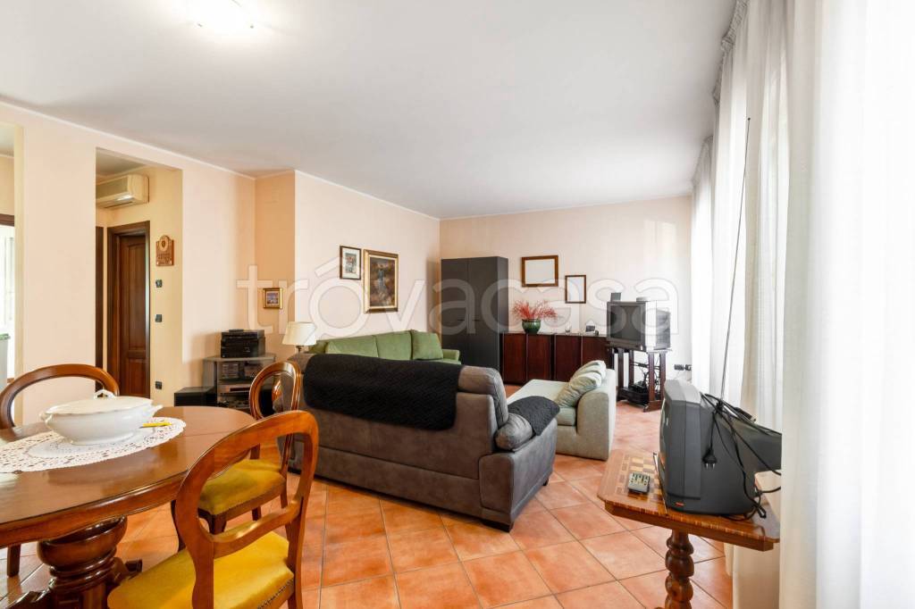 casa indipendente in vendita a Rolo