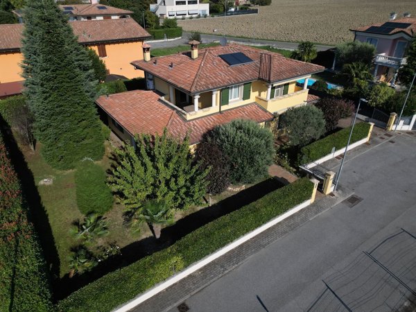 casa indipendente in vendita a Rolo