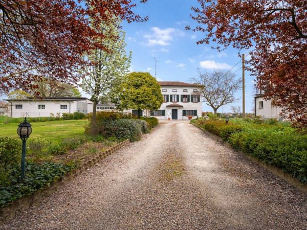 casa indipendente in vendita a Rolo