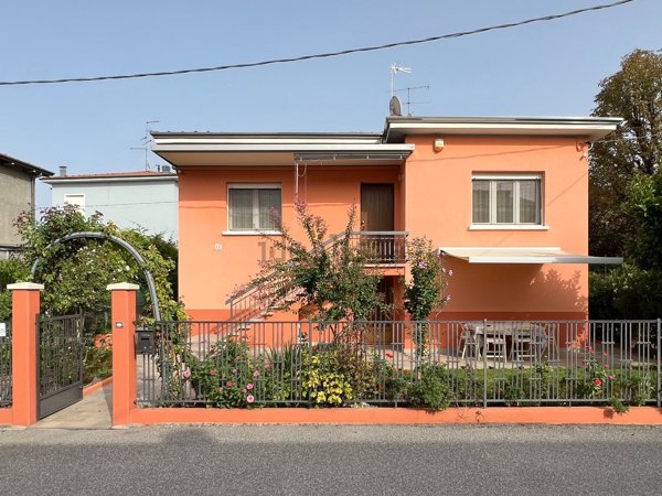 casa indipendente in vendita a Rolo