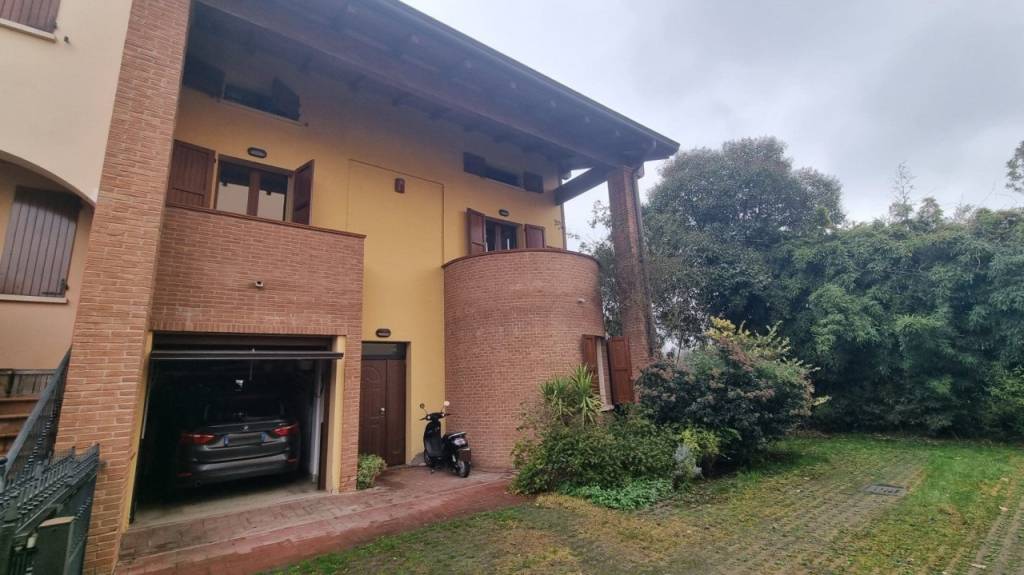 casa indipendente in vendita a San Martino in Rio in zona Stiolo