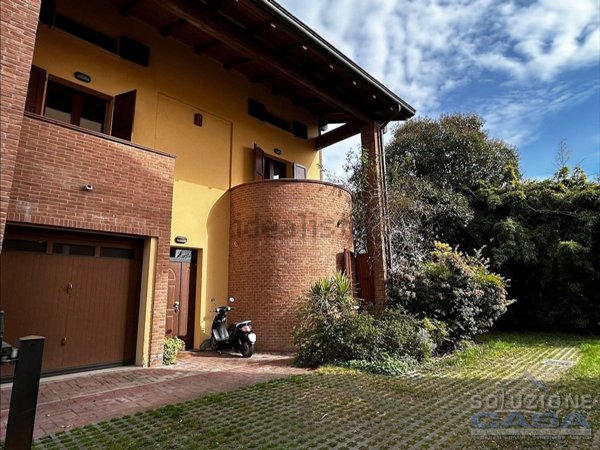 casa indipendente in vendita a San Martino in Rio in zona Stiolo