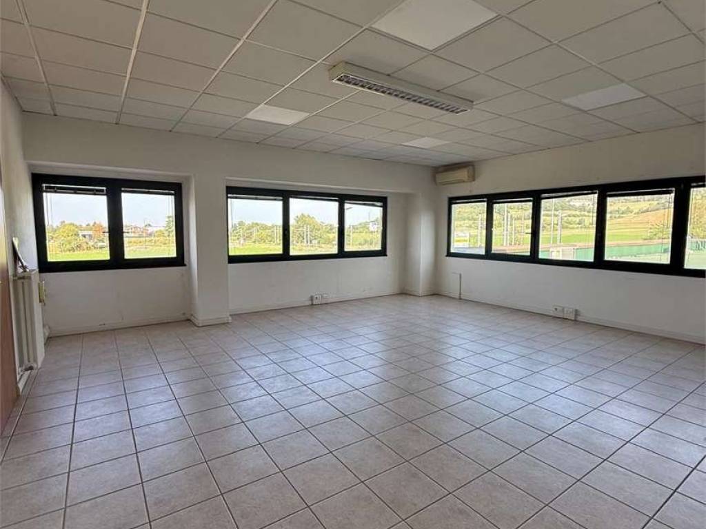 ufficio in vendita a San Polo d'Enza in zona Case dell'Eva