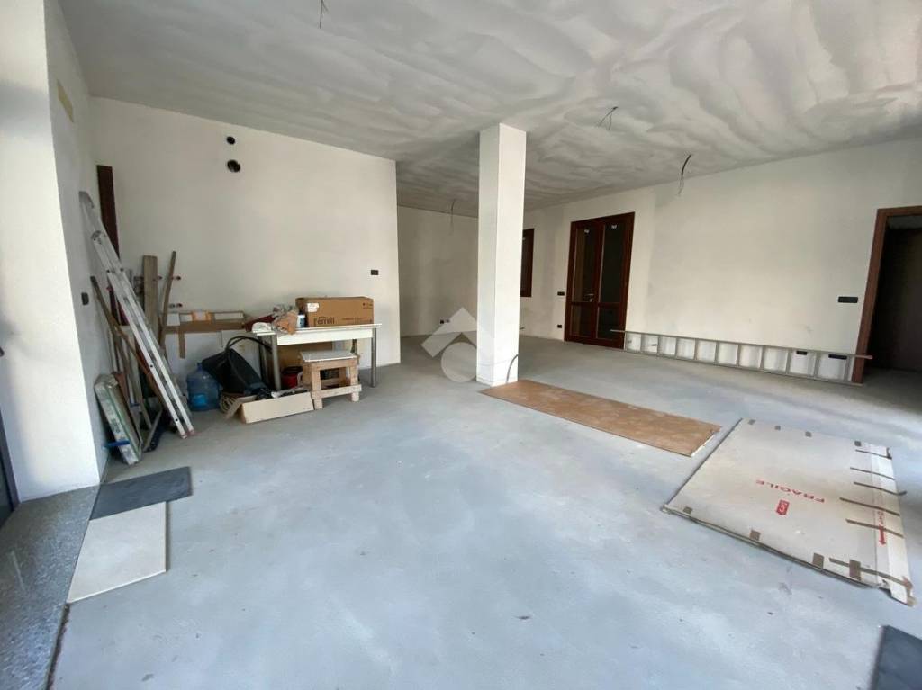 negozio in vendita a Sant'Ilario d'Enza in zona Calerno