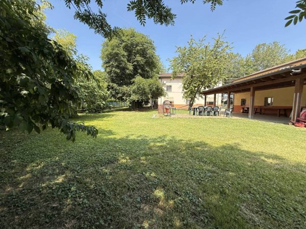 intera palazzina in vendita a Sant'Ilario d'Enza in zona Calerno