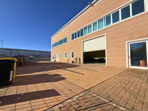 locale commerciale in vendita a Sant'Ilario d'Enza in zona Calerno