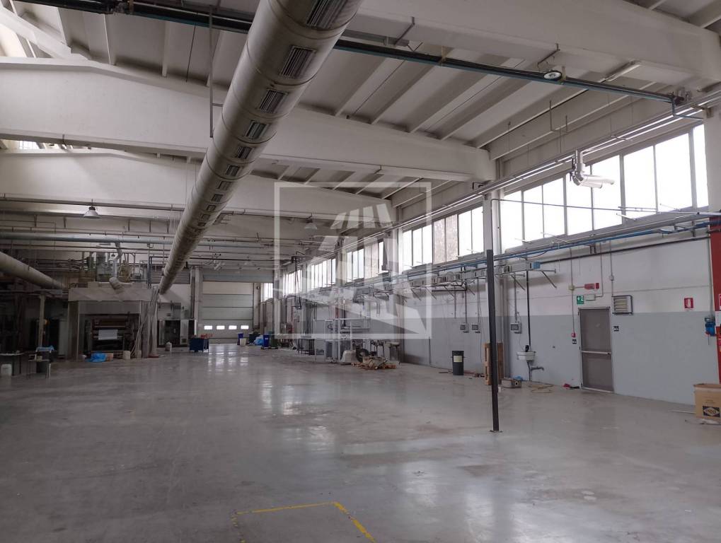 locale commerciale in vendita a Sant'Ilario d'Enza