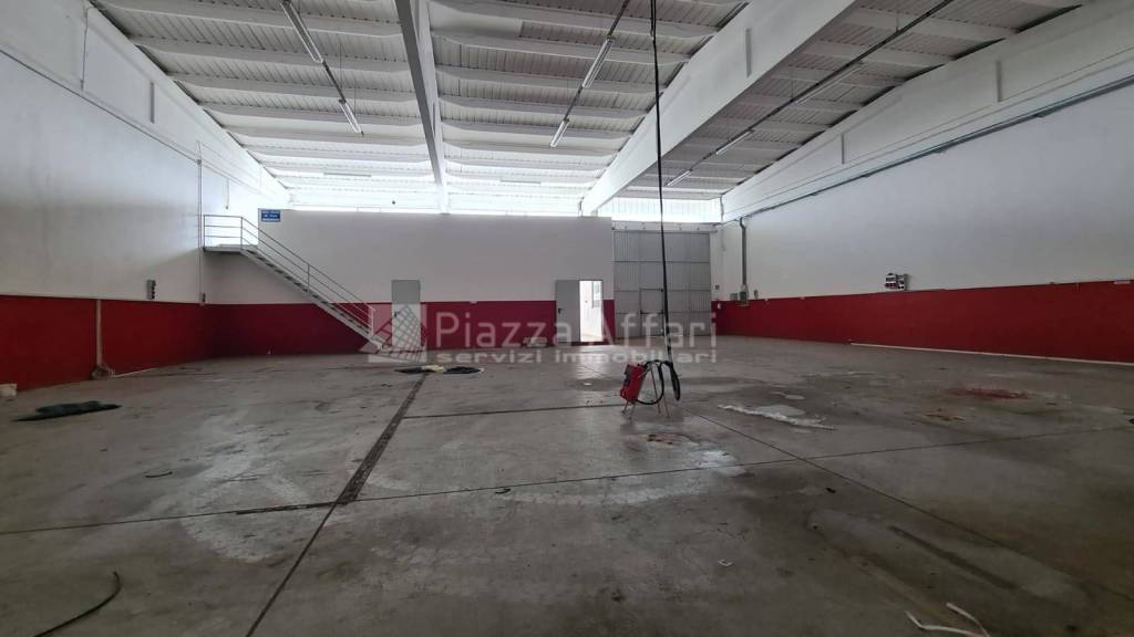 locale commerciale in vendita a Sant'Ilario d'Enza in zona Calerno