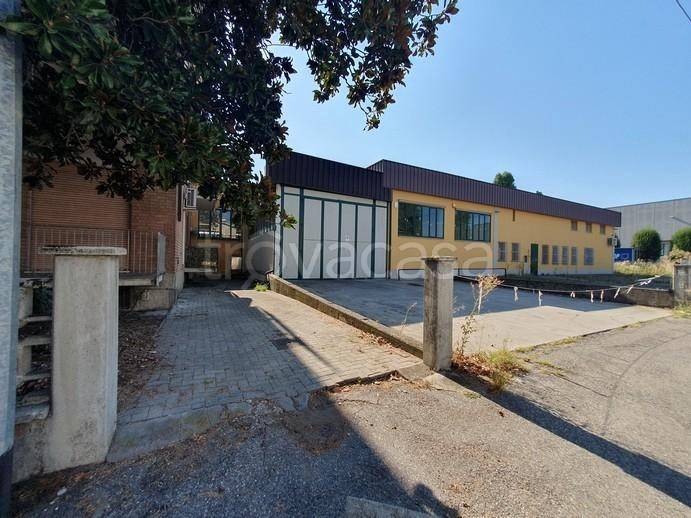 locale commerciale in vendita a Sant'Ilario d'Enza in zona Calerno