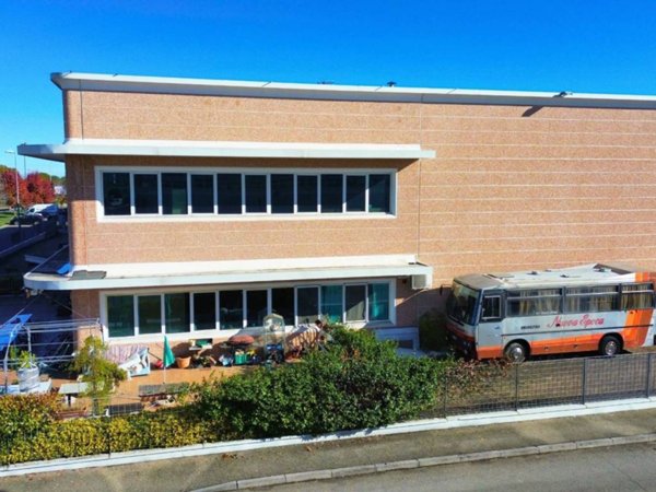 locale commerciale in vendita a Sant'Ilario d'Enza in zona Calerno