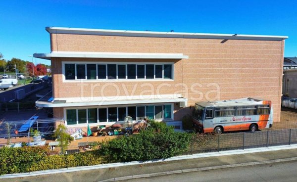 locale commerciale in vendita a Sant'Ilario d'Enza in zona Calerno