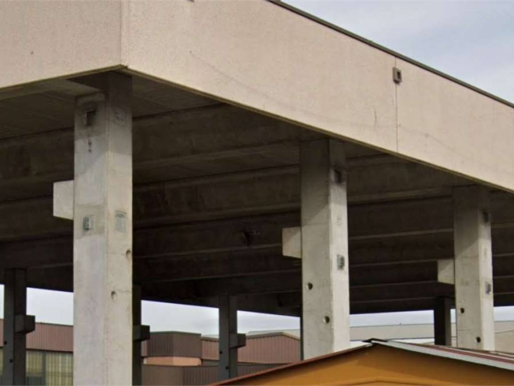 locale commerciale in vendita a Sant'Ilario d'Enza in zona Calerno