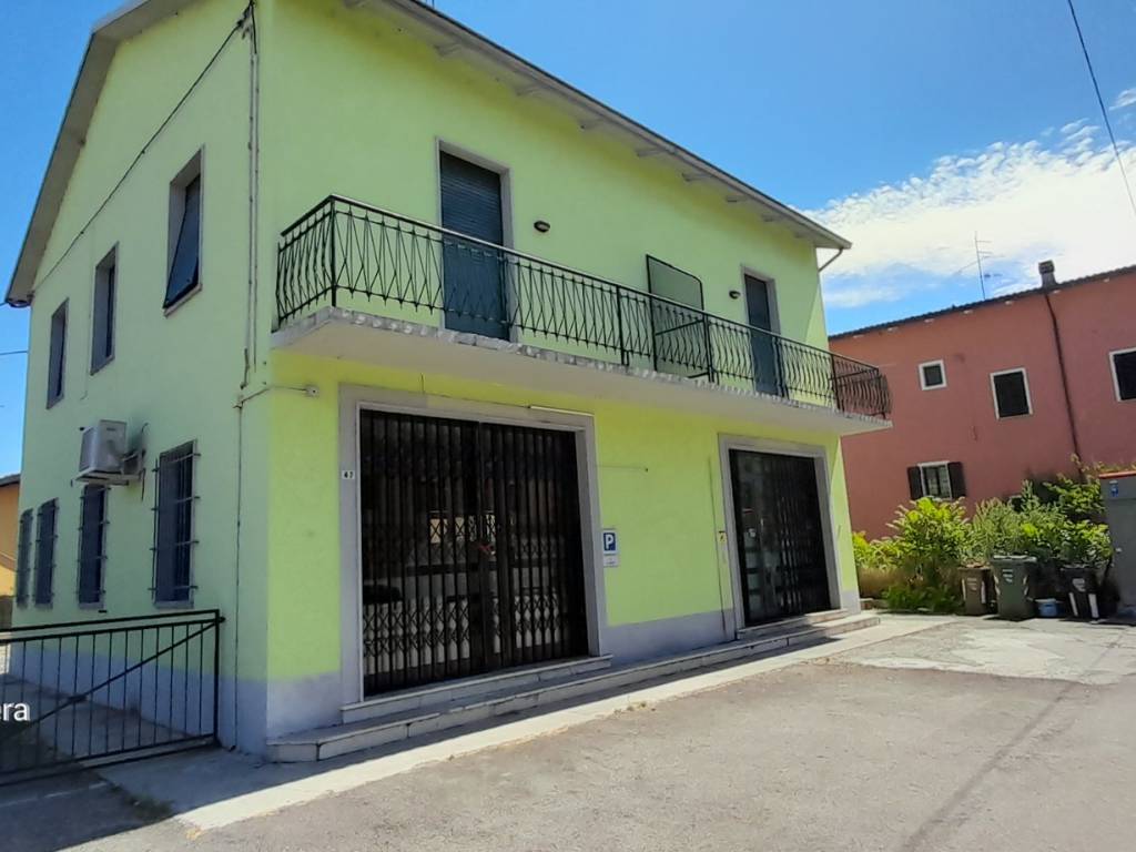 intera palazzina in vendita a Sant'Ilario d'Enza in zona Calerno