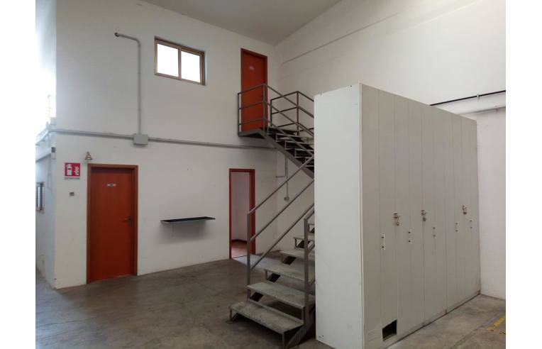 locale commerciale in vendita a Sant'Ilario d'Enza in zona Calerno