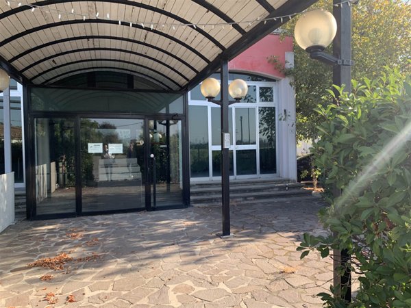 negozio in vendita a Sant'Ilario d'Enza in zona Calerno