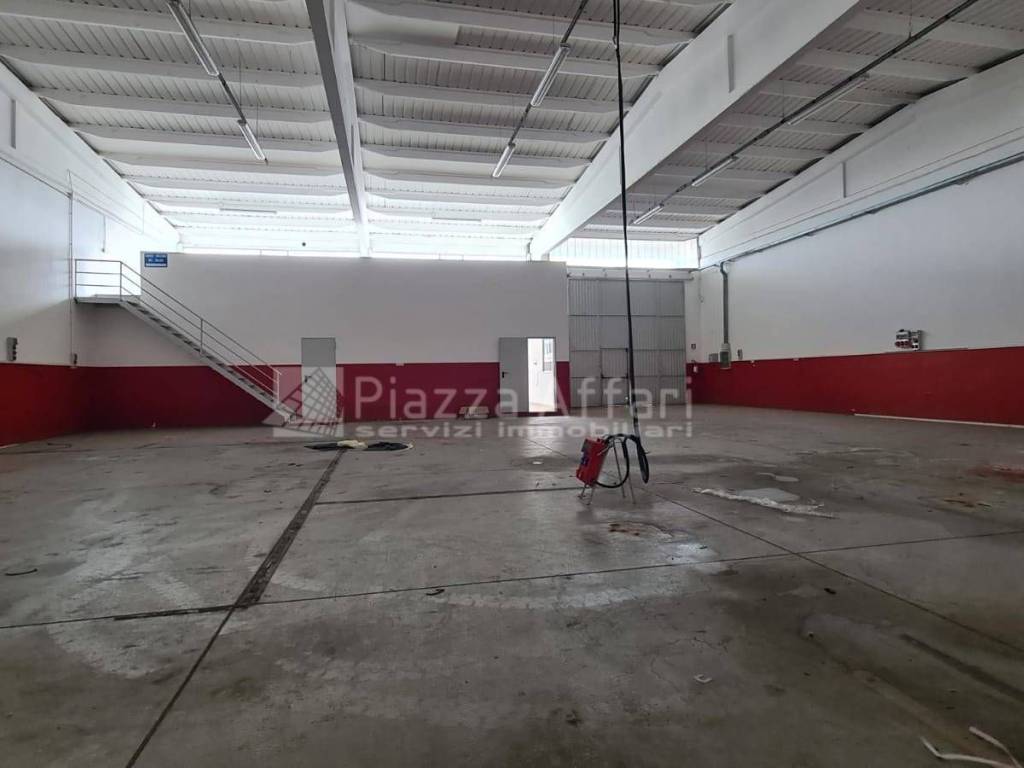 capannone in vendita a Sant'Ilario d'Enza in zona Calerno