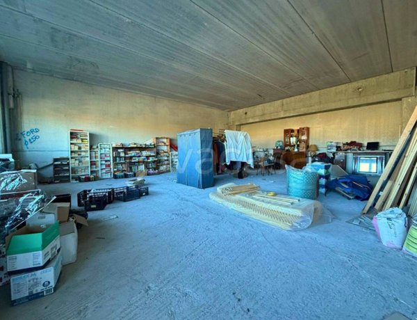 locale commerciale in vendita a Sant'Ilario d'Enza in zona Calerno