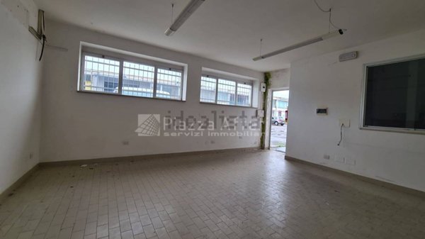 capannone in vendita a Sant'Ilario d'Enza in zona Calerno