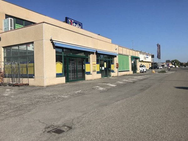 negozio in vendita a Sant'Ilario d'Enza in zona Calerno