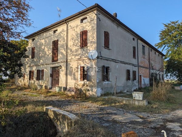 casale in vendita a Sant'Ilario d'Enza in zona Calerno