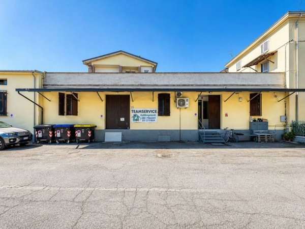 locale commerciale in vendita a Sant'Ilario d'Enza