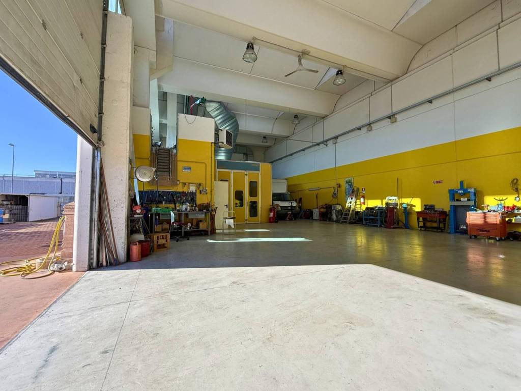 locale commerciale in vendita a Sant'Ilario d'Enza in zona Calerno