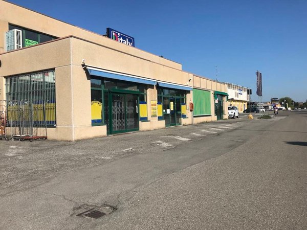 negozio in vendita a Sant'Ilario d'Enza in zona Calerno