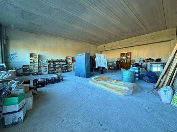 locale commerciale in vendita a Sant'Ilario d'Enza in zona Calerno
