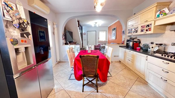 casa indipendente in vendita a Sant'Ilario d'Enza in zona Gazzano