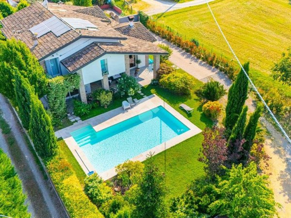 casa indipendente in vendita a Sant'Ilario d'Enza in zona Case Zinani