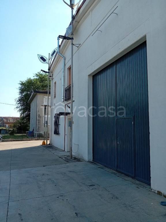 locale commerciale in vendita a Sant'Ilario d'Enza in zona Calerno