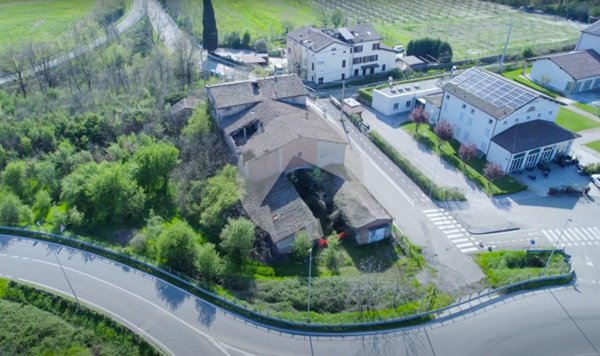 casale in vendita a Scandiano in zona Ca' de' Caroli