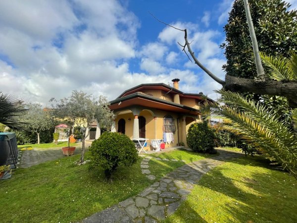 casa indipendente in vendita a Toano in zona Massa