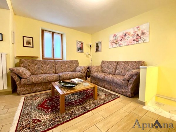 casa indipendente in vendita a Toano in zona Massa
