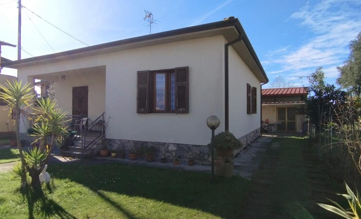 casa indipendente in vendita a Toano in zona Massa