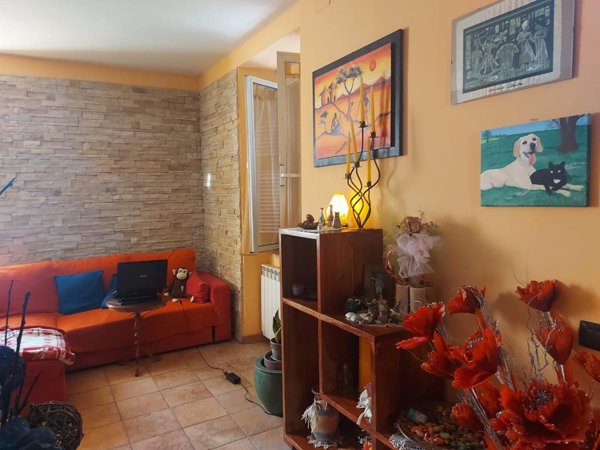 casa indipendente in vendita a Toano in zona Massa