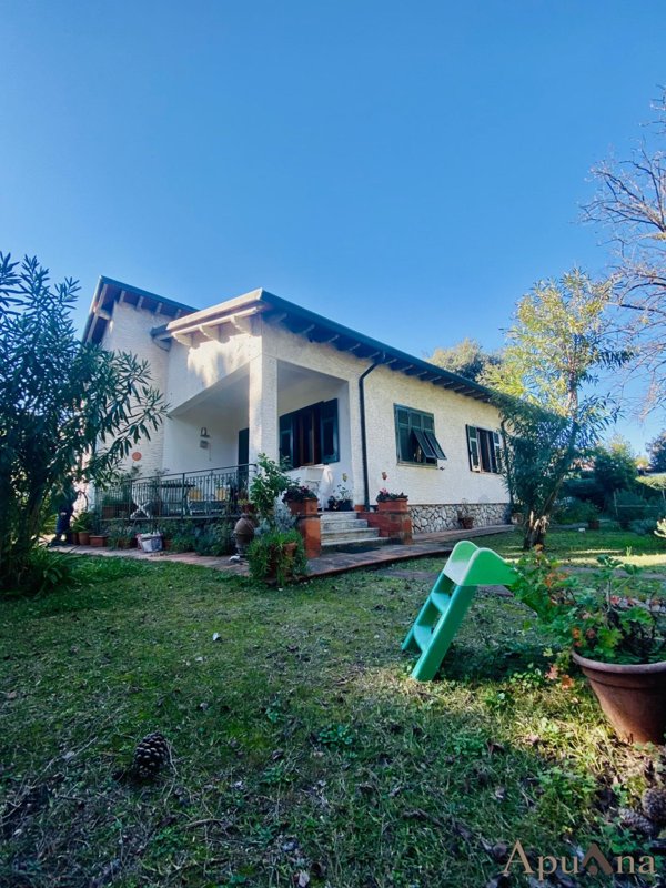 casa indipendente in vendita a Toano in zona Massa