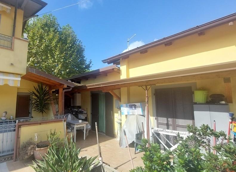 casa semindipendente in vendita a Toano in zona Massa